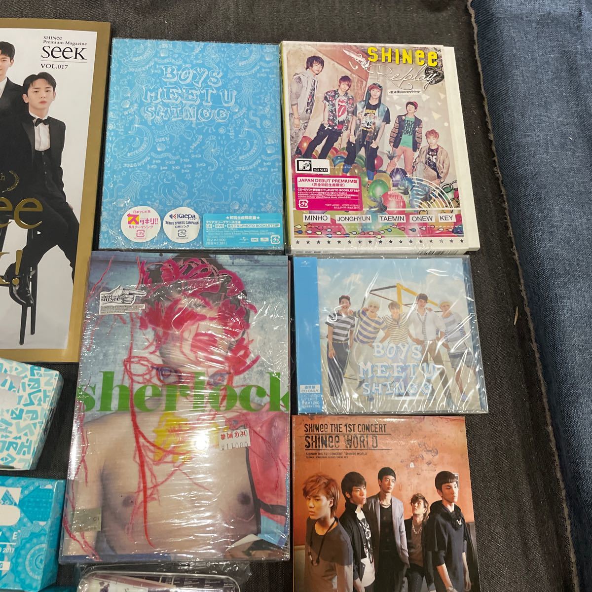 【まとめ売り】SHINee シャイニー　男性アイドルグループ　CD DVD うちわ　ペンライト　会報　ネームタグ　ゆ_画像2