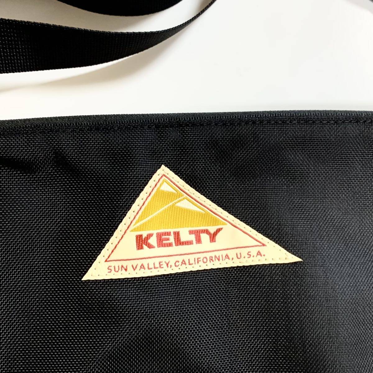 ケルティ KELTY ショルダーバッグ サコッシュ ブラック 黒 ナイロン トライアングル型 新品未使用品 送料無料