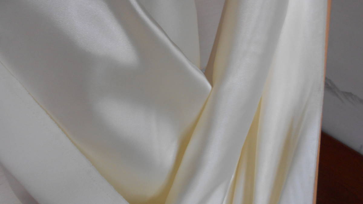 サテン（クリーム系）巾120ｃｍ　長さ５ｍ　化繊　中厚　即決￥1000_画像2