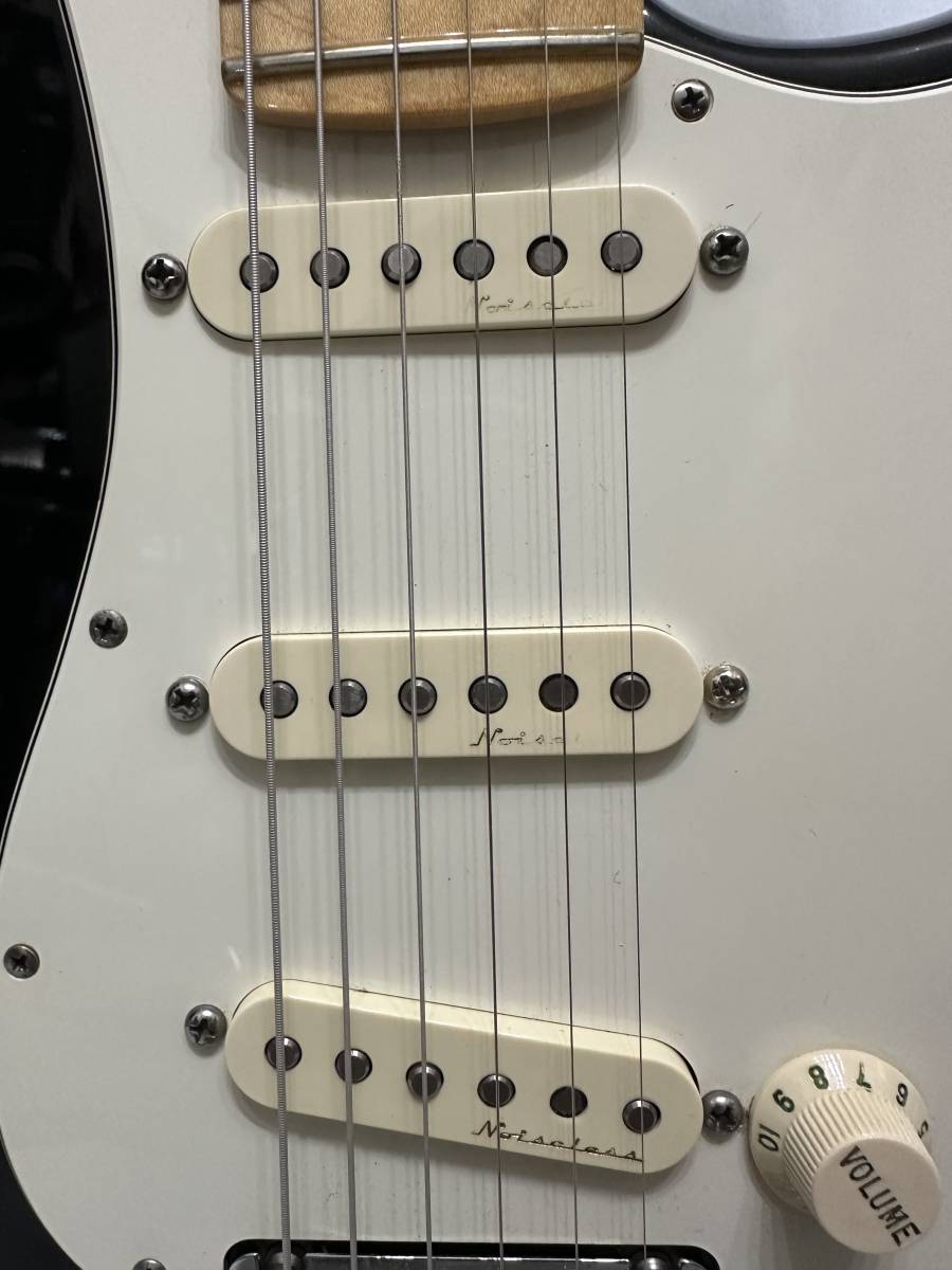 Fender USA アメスタAmerican Standard Stratocaster 黒 メイプル指板 ノイズレスピックアップ搭載_画像3