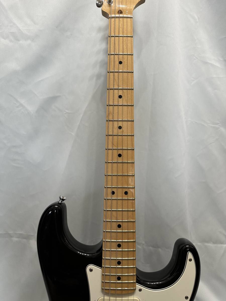 Fender USA アメスタAmerican Standard Stratocaster 黒 メイプル指板 ノイズレスピックアップ搭載_画像4