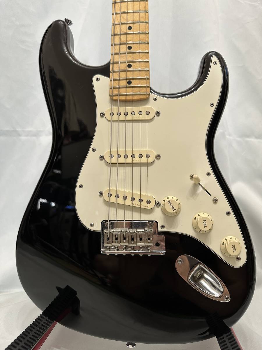 Fender USA アメスタAmerican Standard Stratocaster 黒 メイプル指板 ノイズレスピックアップ搭載_画像2