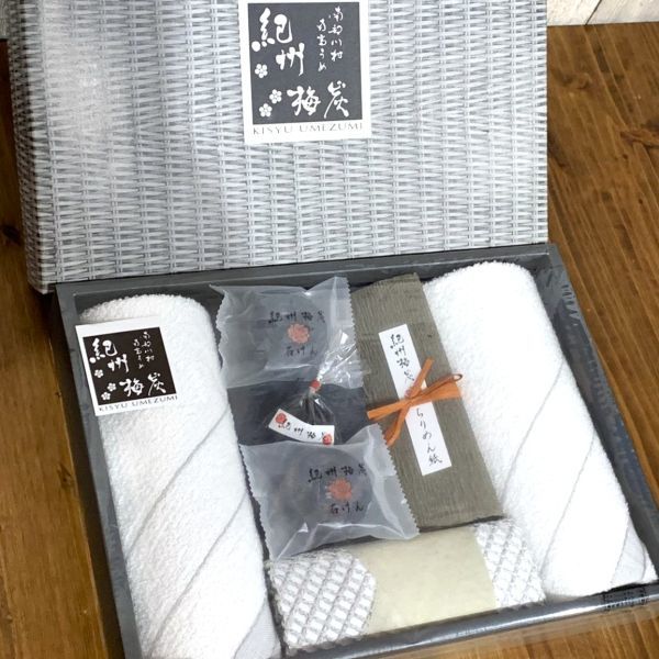 新品 未使用品 紀州梅炭 ギフトセット ウォッシュタオル ウォッシュネット 梅炭 石鹸 ちりめん紙 炭 日本製 南部川村 南高梅 消臭 調湿_画像1