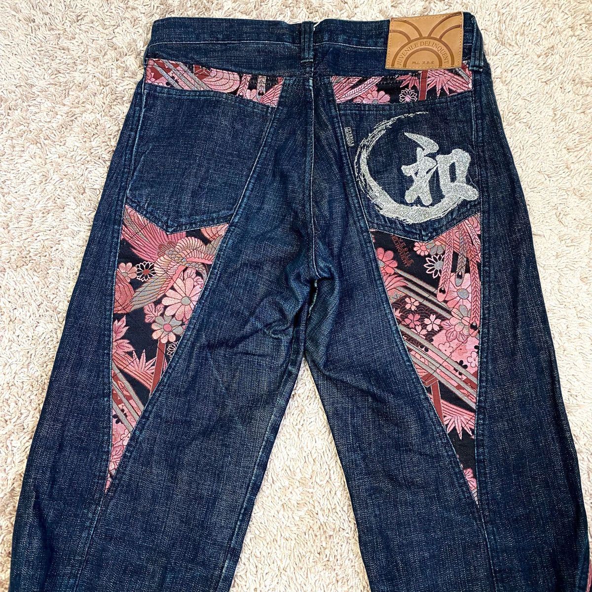 高級 JuvenileDelinquent デニムパンツ 岡山児島産 和柄 刺繍 32 高級 JuvenileDelinquent デニムパンツ 岡山児島産 和柄 刺繍 32