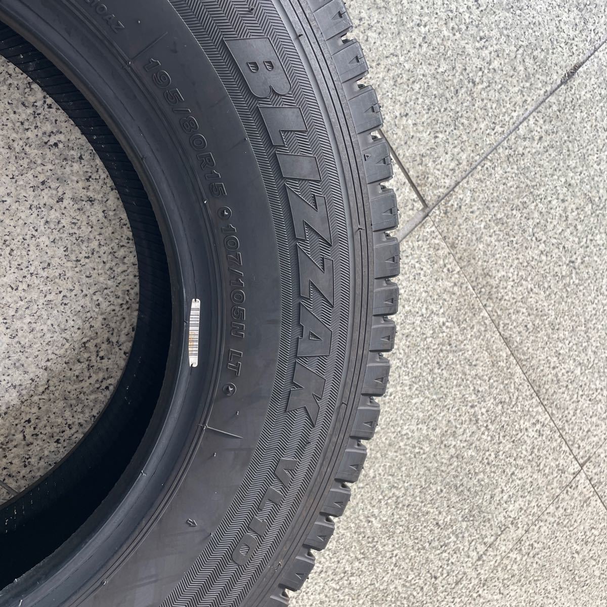 22年製造 195/80R15 107/105N LT BRIDGESTONE BLIZZAK VL10 スタッドレス 4本セット ハイエース キャラバン等_画像8