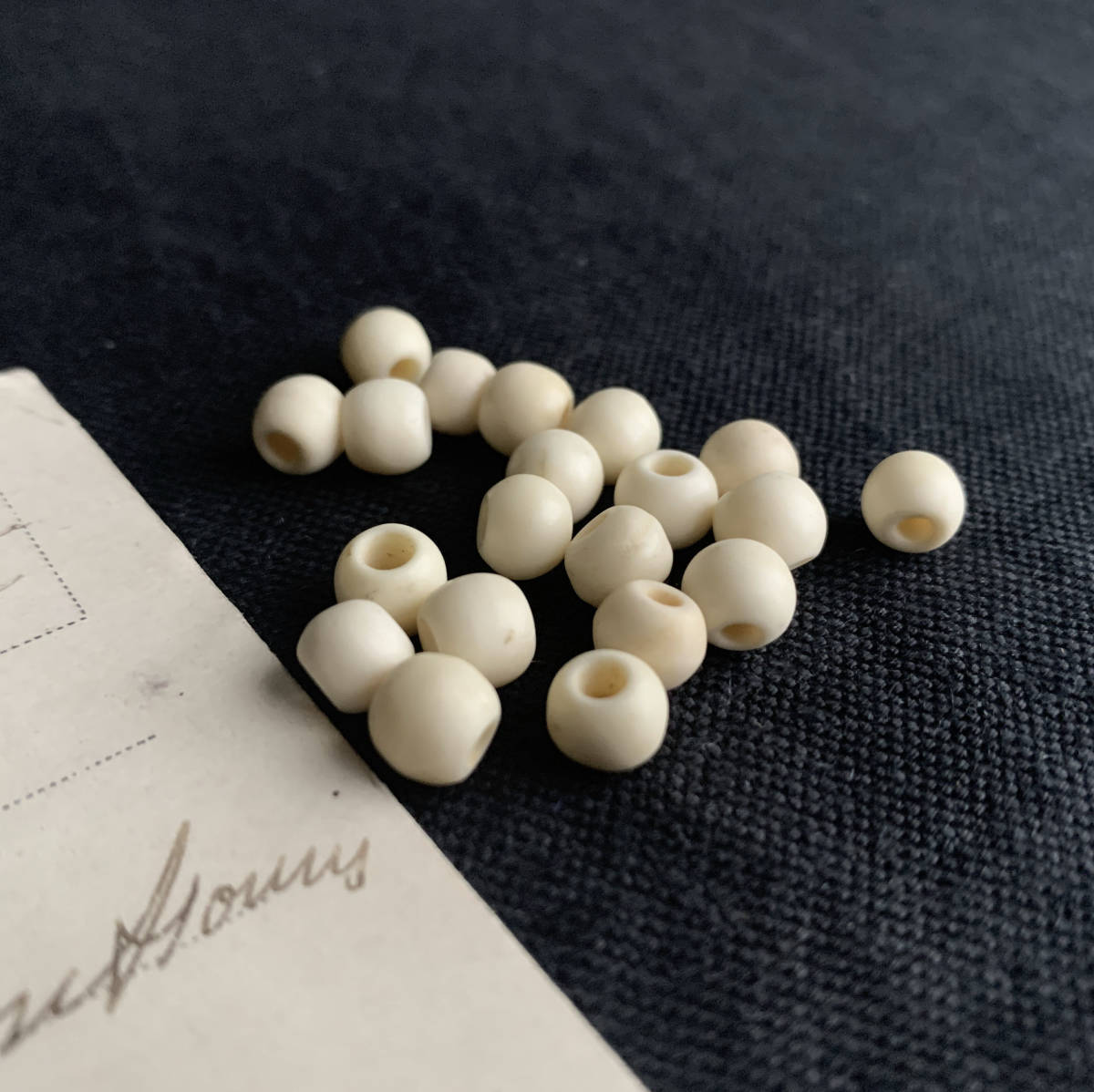 フランス パリ 19世紀後期 骨 ボーン 20個 ビーズ 数珠 玉 φ7mm ボタン ジャケット モノグラム 手芸 刺繍 裁縫 アンティーク 2_画像2