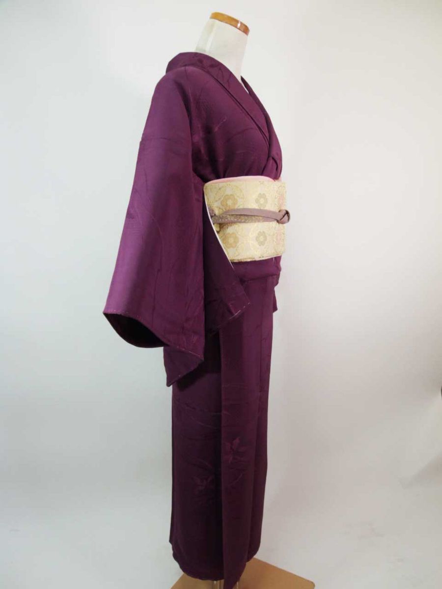 ほぼ美品 色無地 着物 紋意匠 正絹 紫色系 丸に剣片喰紋 未使用 ほぼ美品 色無地 着物 紋意匠 正絹 紫色系 丸に剣片喰紋 未使用