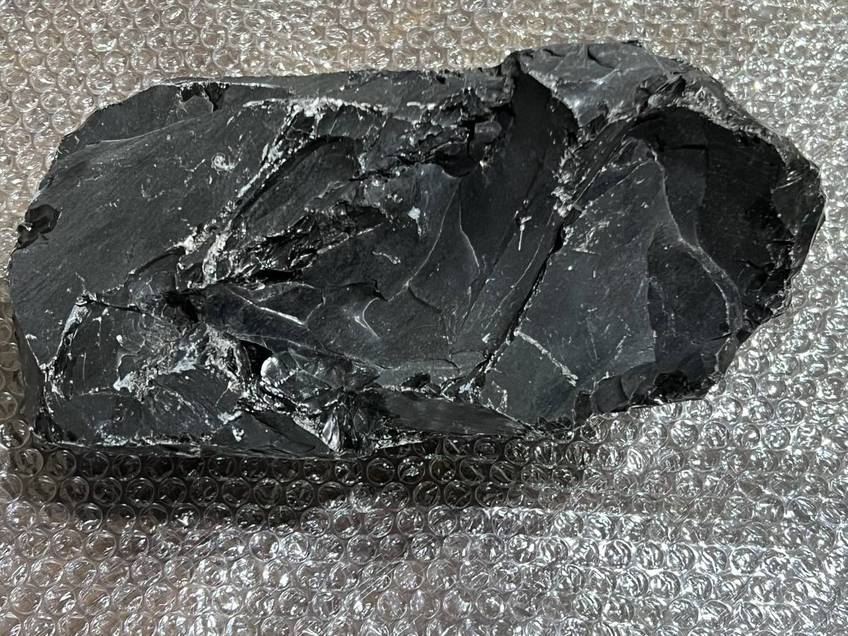 漆黒の黒曜石　やや大きめの原石　ガラス質　貝殻状断口　約5.55Kgの塊　北海道白滝産　良質　石器づくり 岩石標本に如何ですか_画像1