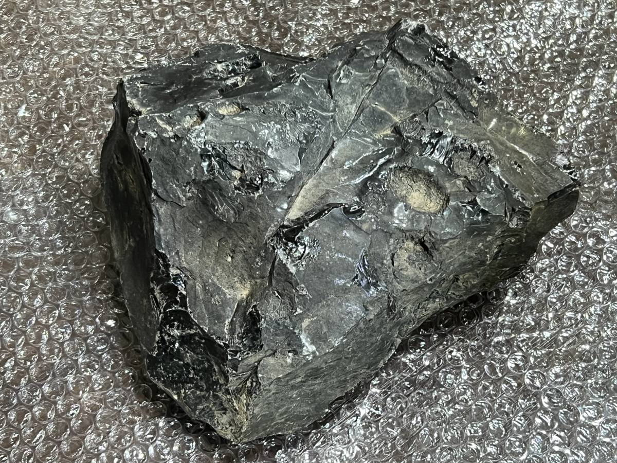 漆黒の黒曜石　やや大きめの原石　ガラス質　貝殻状断口　約5.85Kgの塊　北海道白滝産　良質　石器づくり 岩石標本に如何ですか_画像4