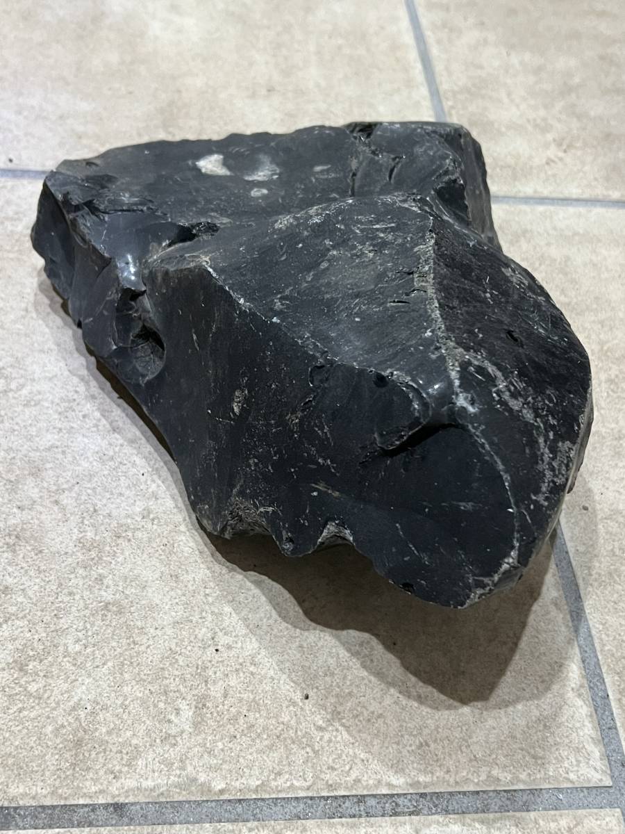漆黒の黒曜石　原石　ガラス質　貝殻状断口　約4.40Kgの塊　北海道　良質　石器づくりにいかがですか？_画像5