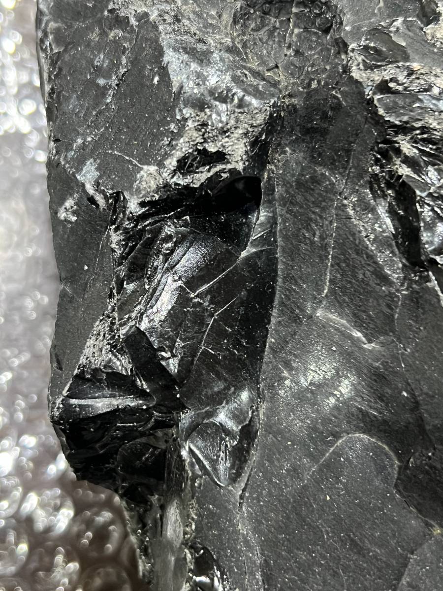 漆黒の黒曜石　やや大きめの原石　ガラス質　貝殻状断口　約5.55Kgの塊　北海道白滝産　良質　石器づくり 岩石標本に如何ですか_画像7
