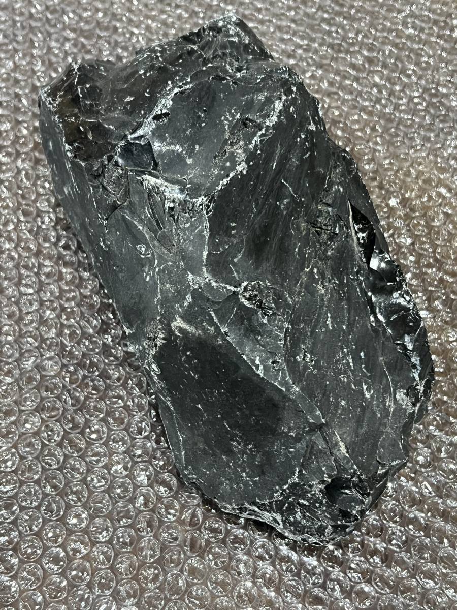 漆黒の黒曜石　やや大きめの原石　ガラス質　貝殻状断口　約5.55Kgの塊　北海道白滝産　良質　石器づくり 岩石標本に如何ですか_画像3