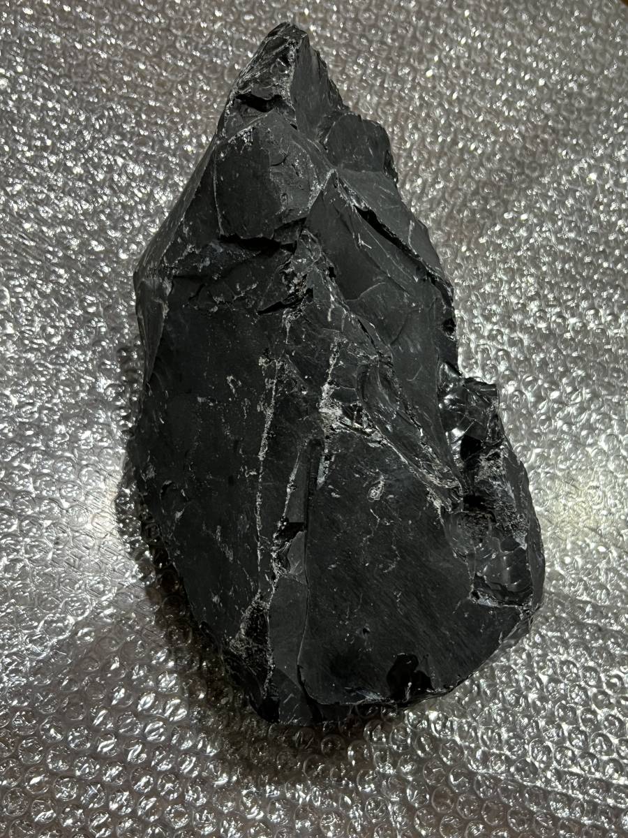 漆黒の黒曜石　やや大きめの原石　ガラス質　貝殻状断口　約5.55Kgの塊　北海道白滝産　良質　石器づくり 岩石標本に如何ですか_画像4