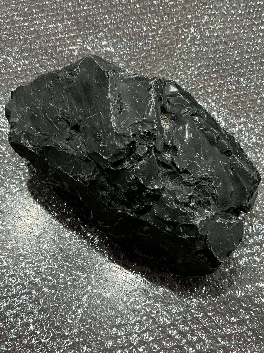 漆黒の黒曜石　やや大きめの原石　ガラス質　貝殻状断口　約5.55Kgの塊　北海道白滝産　良質　石器づくり 岩石標本に如何ですか_画像2