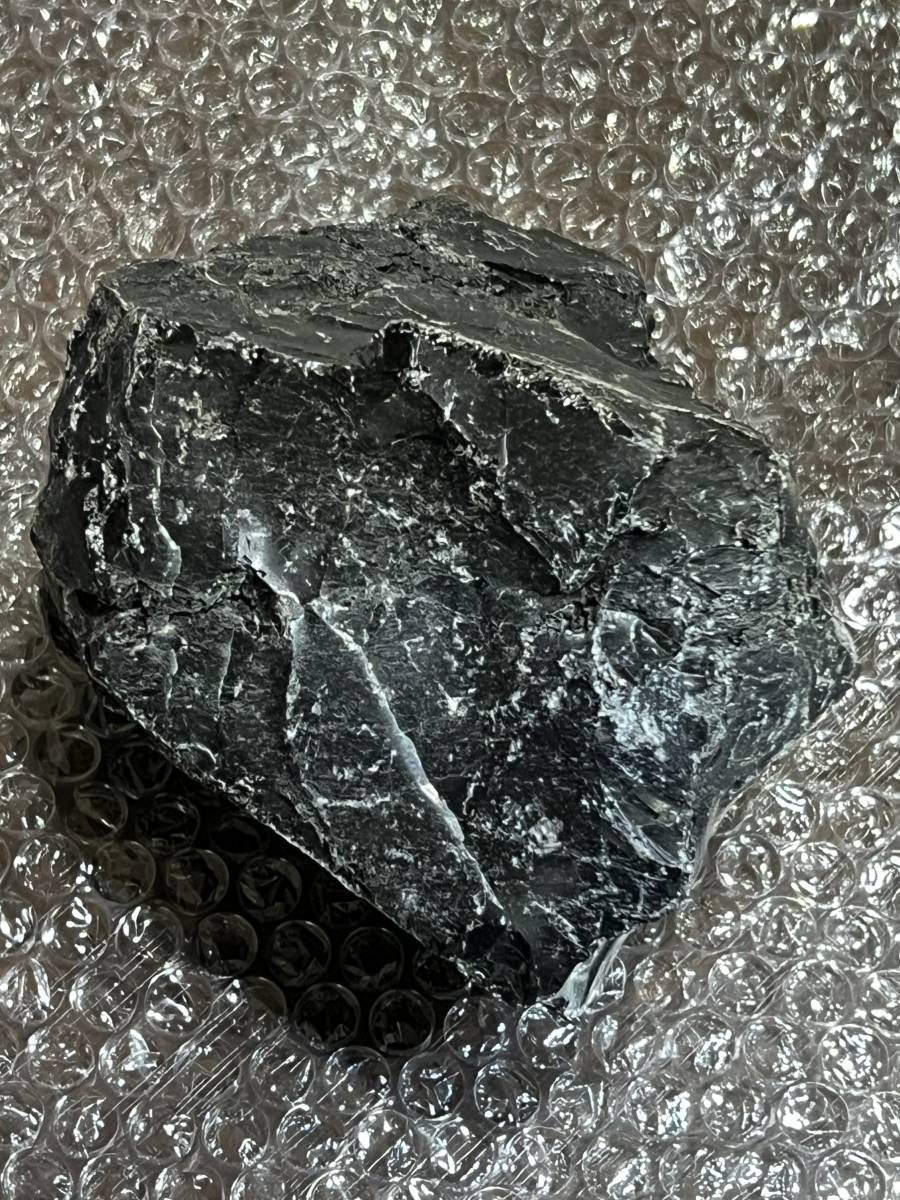 漆黒の黒曜石　やや小さめの原石　ガラス質　貝殻状断口　約1.55Kgの塊　北海道　良質　石器づくり 岩石標本に如何ですか _画像7