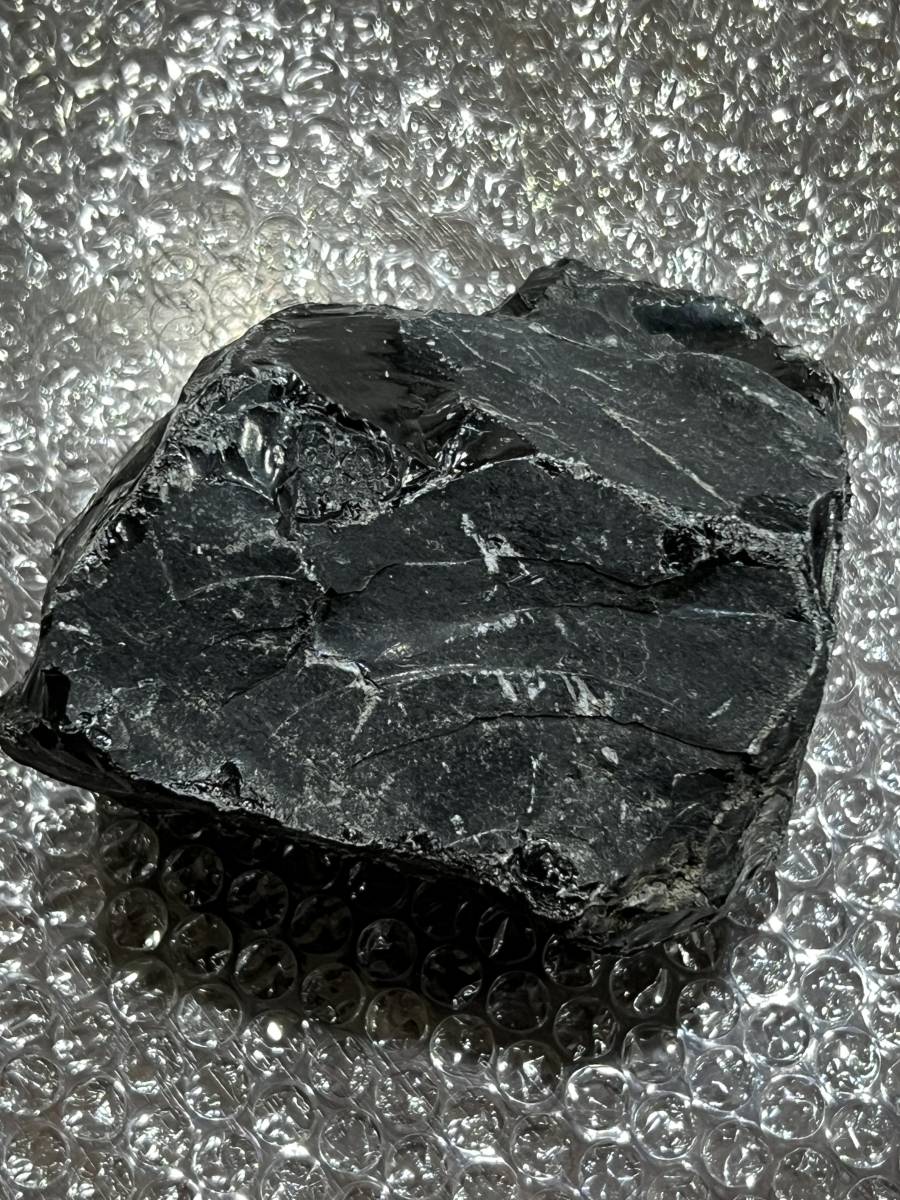 漆黒の黒曜石　やや小さめの原石　ガラス質　貝殻状断口　約1.55Kgの塊　北海道　良質　石器づくり 岩石標本に如何ですか _画像1