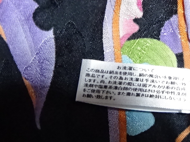 ★　LEONARD　レオナール　日本製　シルク　ハンカチ　スカーフ　チーフ　絹　56*56ｃｍ　花　蝶　良品_画像6
