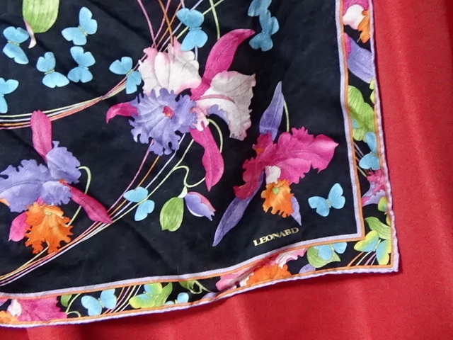 ★　LEONARD　レオナール　日本製　シルク　ハンカチ　スカーフ　チーフ　絹　56*56ｃｍ　花　蝶　良品_画像3