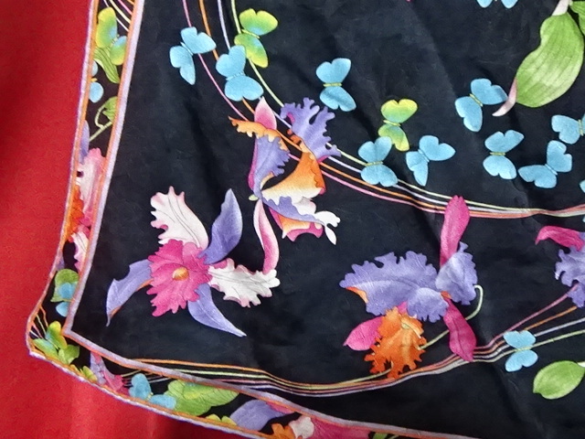 ★　LEONARD　レオナール　日本製　シルク　ハンカチ　スカーフ　チーフ　絹　56*56ｃｍ　花　蝶　良品_画像4