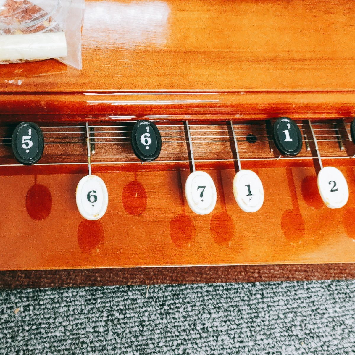 SUZUKI スズキ 鈴木楽器製作所 大正琴 砂丘 ソプラノ エレキ ソフトケース付き 中古 約70cm 楽器 音楽 ヴィンテージ 和楽器 アンティークの画像4