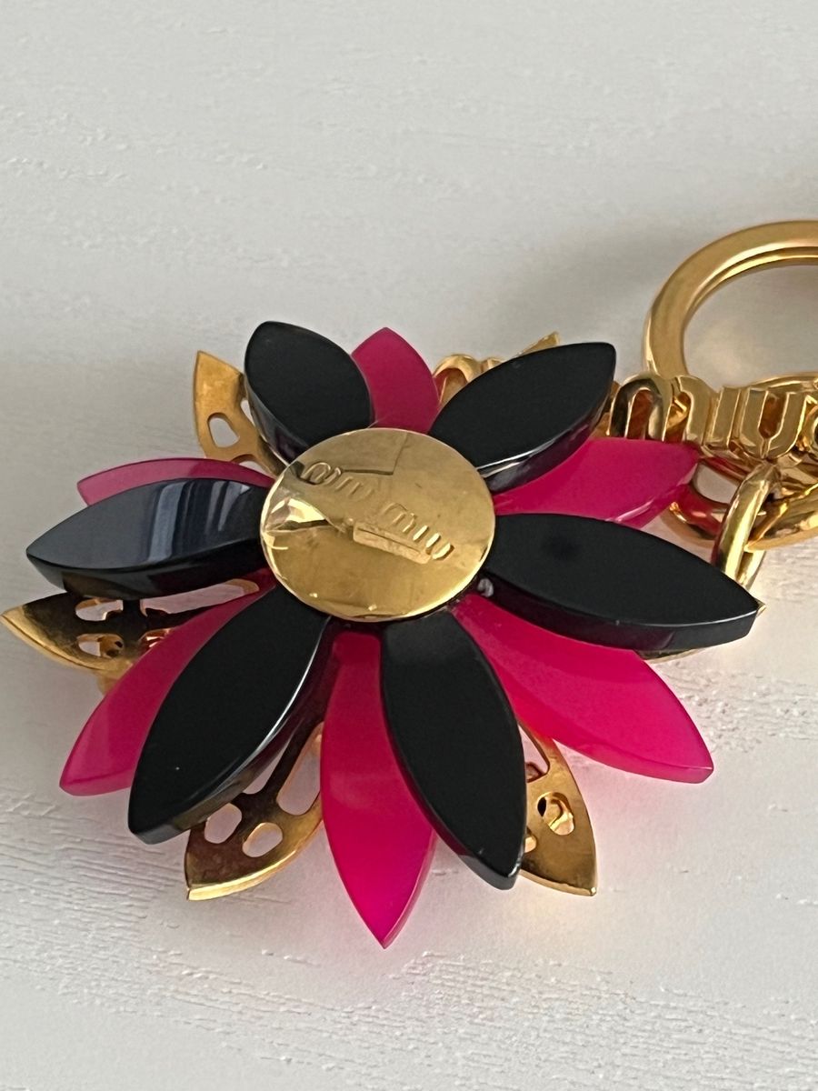 MIU MIU フラワーチャーム　キーホルダー　かわいい キーチェーン バッグチャーム