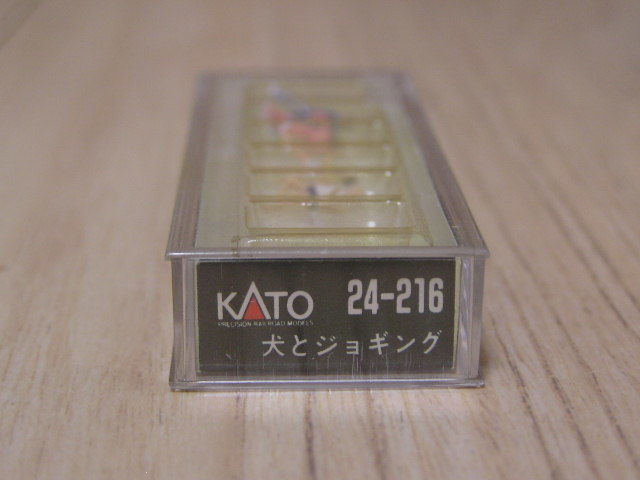 KATO 24-216 Nゲージ用人形 犬とジョギング 新品未開封_画像2