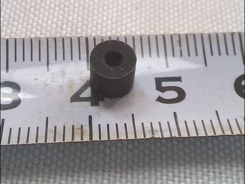 1個　SONY カセットウォークマン　修理用 ピンチローラー 外径5.5mm 幅4.5mm 穴径2.1mm★新品、定形外送料120円可_画像3