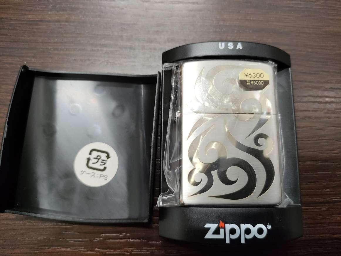 #4242M　【美品】　ZIPPO　タトゥ柄　ジッポー オイルライター 喫煙具 ケース付き_画像1