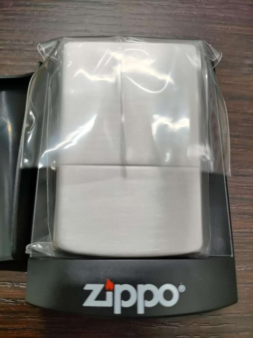 #4242M　【美品】　ZIPPO　タトゥ柄　ジッポー オイルライター 喫煙具 ケース付き_画像2