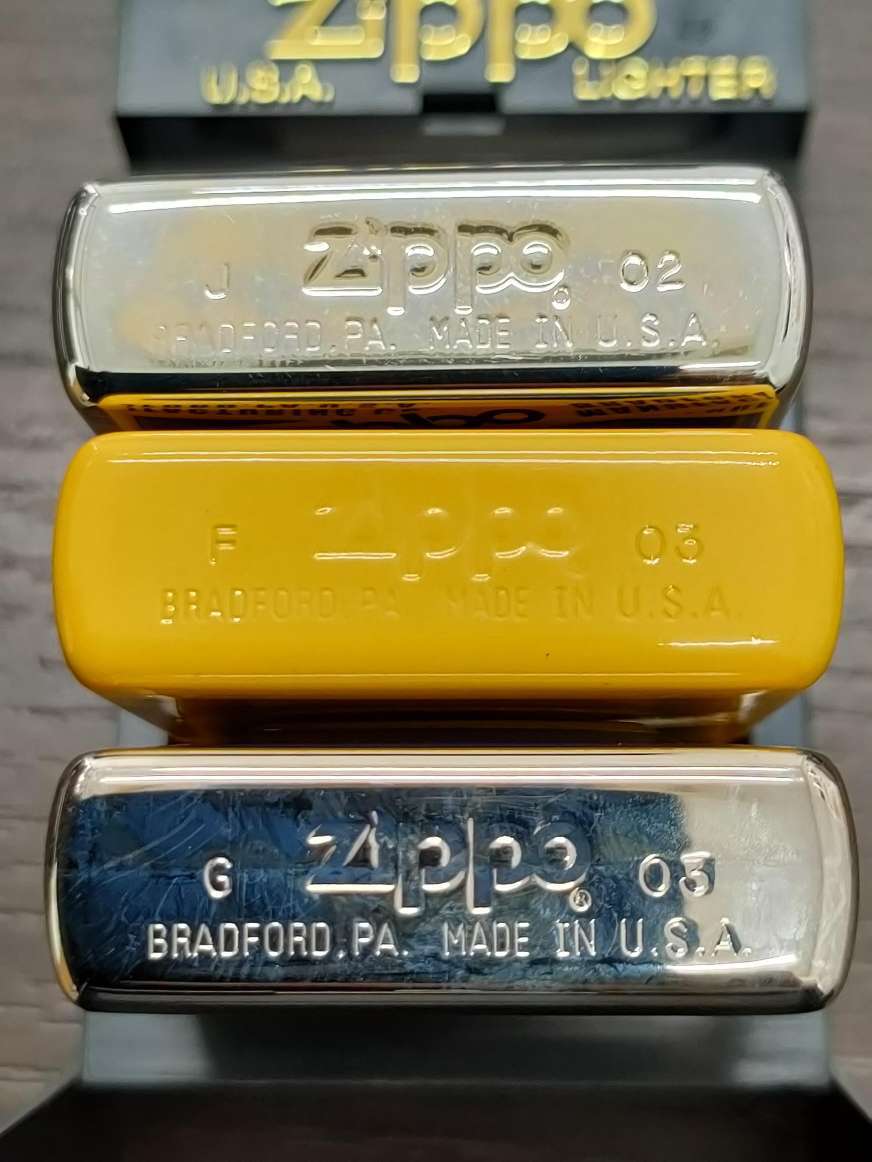 #4242　【美品】　【3点】　ZIPPO　まとめ　テープ柄/レッド・ブラック/ブルー・レッド　ジッポー オイルライター 喫煙具 ケース付き_画像3