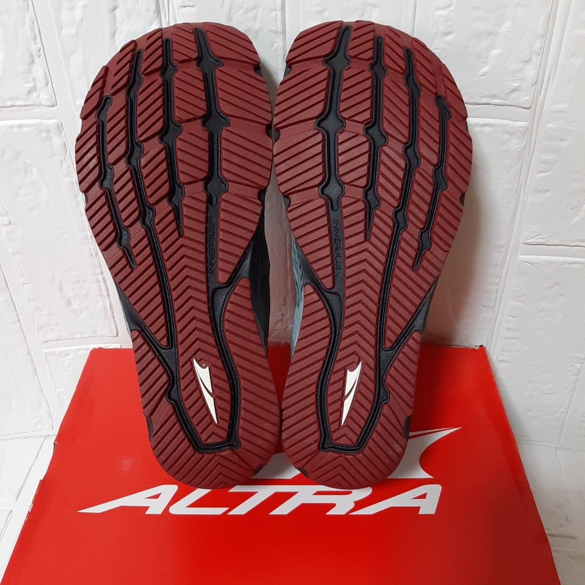 新品　　ALTRA   アルトラ    メンズスニーカー 　  アルトラスニーカーメンズ　グレー　アルトラメンズスニーカー