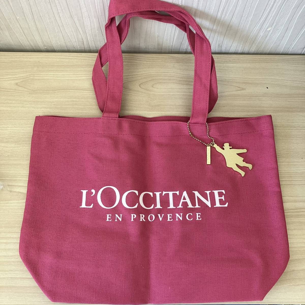 【K4833】 未使用 ロクシタン L'OCCITANE ホリデイトートバッグ ストール 2点セット ピンク ホワイト マフラー 長期保管 自宅保管_画像2