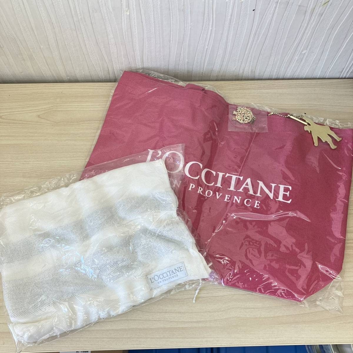 【K4833】 未使用 ロクシタン L'OCCITANE ホリデイトートバッグ ストール 2点セット ピンク ホワイト マフラー 長期保管 自宅保管_画像1