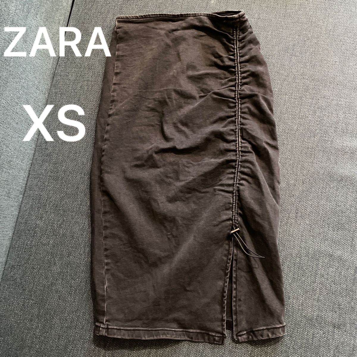 ZARA スリット入り　タイトスカート　XSサイズ　膝丈　デニムスカート　ブラック　黒　ザラ