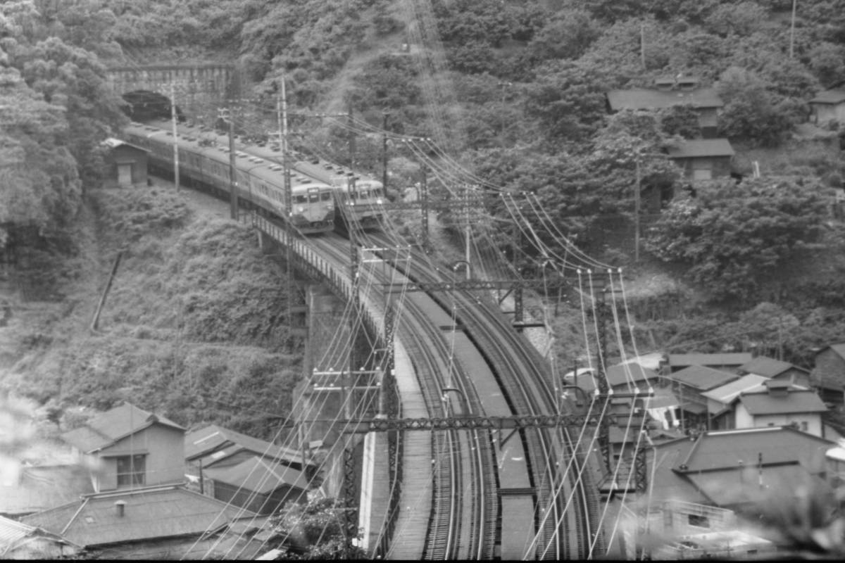 (B23)166 写真 古写真 鉄道 鉄道写真 はと EF5864 他 昭和38年頃 フィルム 変形 白黒 ネガ まとめて 5コマ _画像4