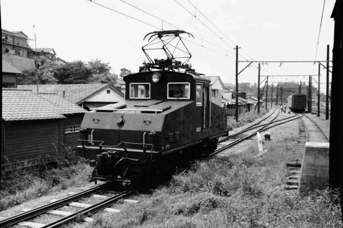 (B23)154 写真 古写真 鉄道 鉄道写真 電気機関車 3021号 渋谷-桜木町 蒸気機関車58681昭和38年頃 フィルム 変形 白黒 ネガ まとめて 6コマ _画像5