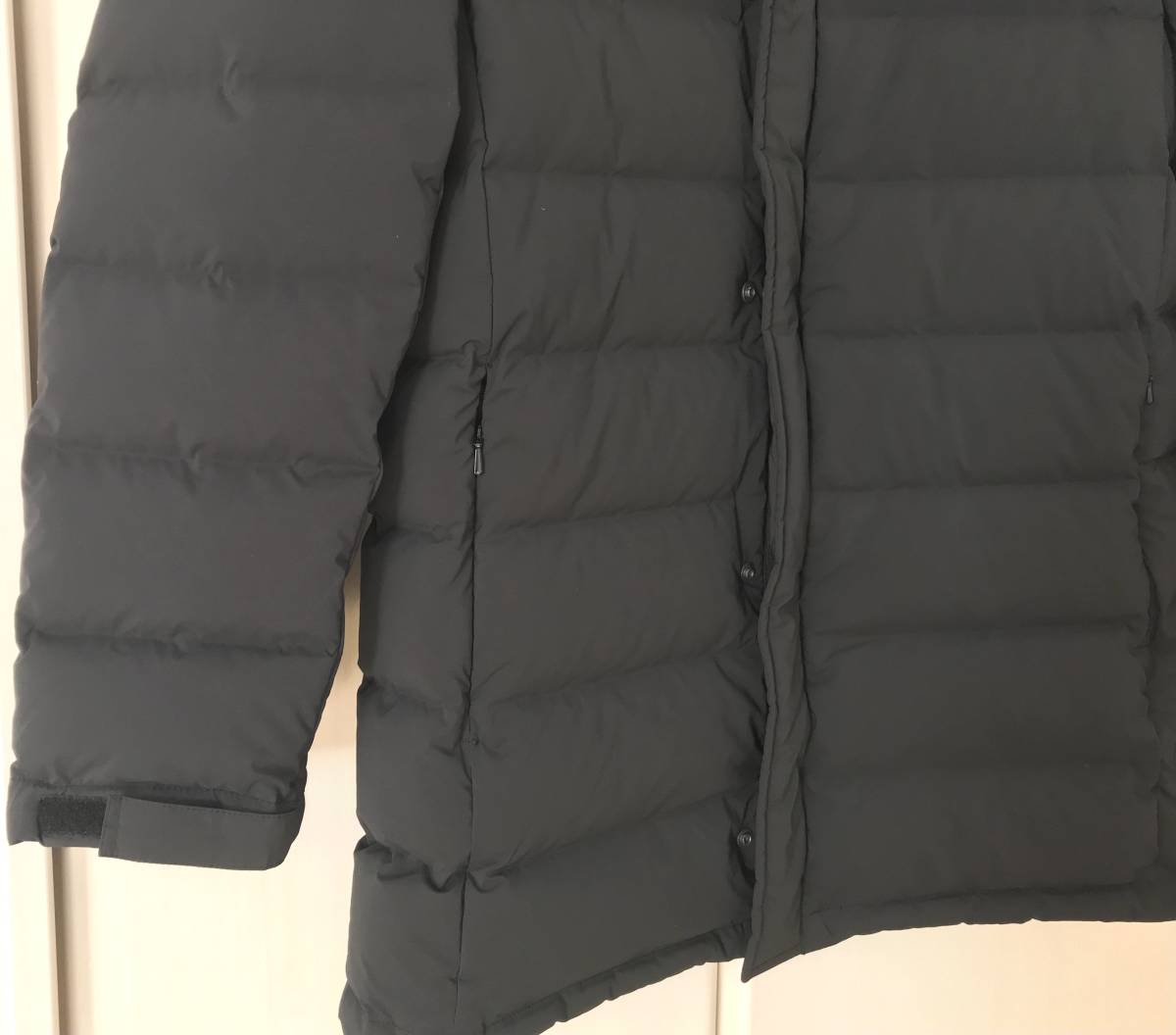 新品21,890円★シームレス ストレッチ ダウンコート★ブラック WARMBIZ★ビジネス sizeM 撥水★上質な微光沢生地 静電気軽減★取外可フード_ミニマムなデザインのファスナー式ポケット