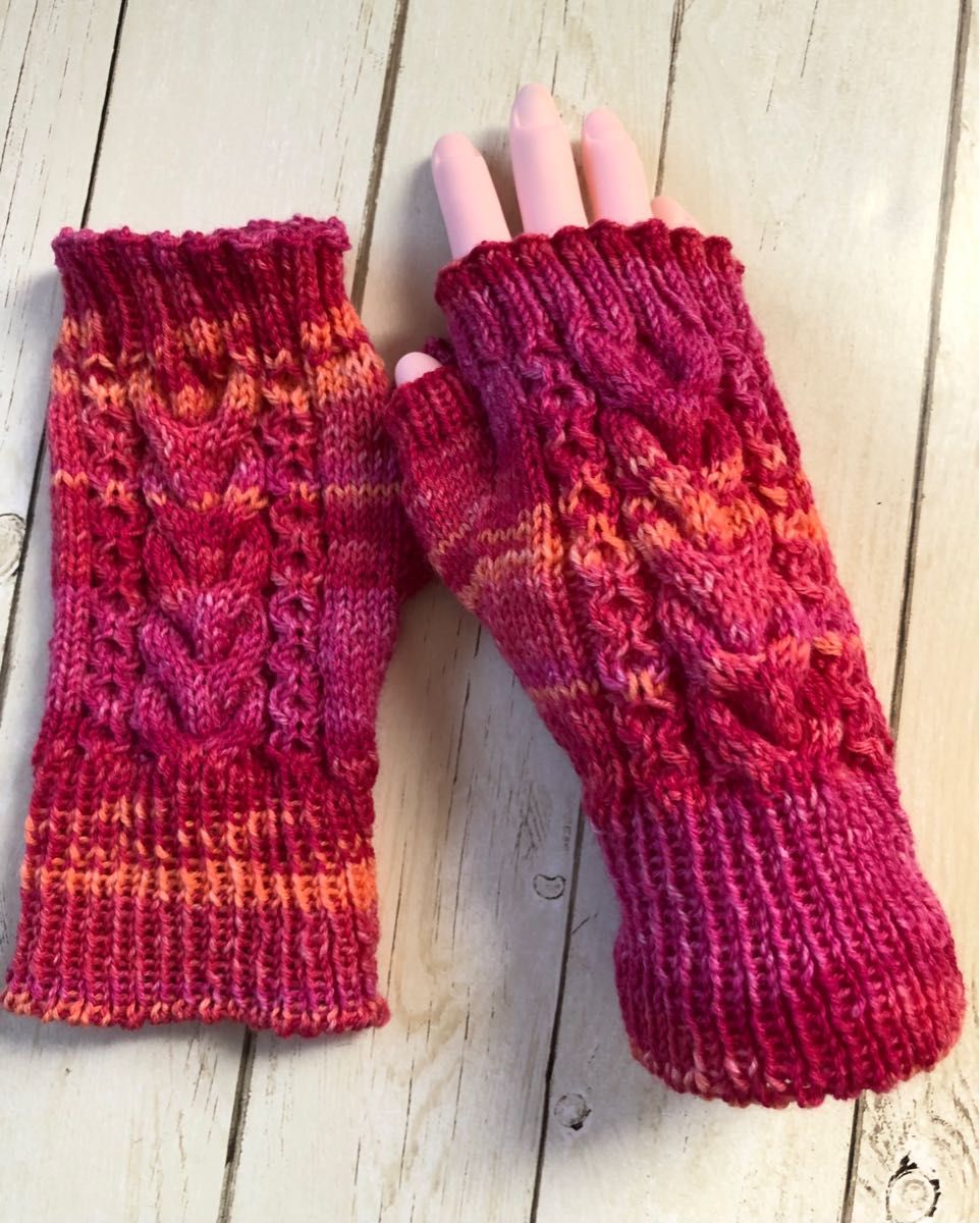 ラブリーな赤いハンドウォーマー　アラン模様の指なし手袋　手編み　ハンドメイド　オパール　 フィンガーレス