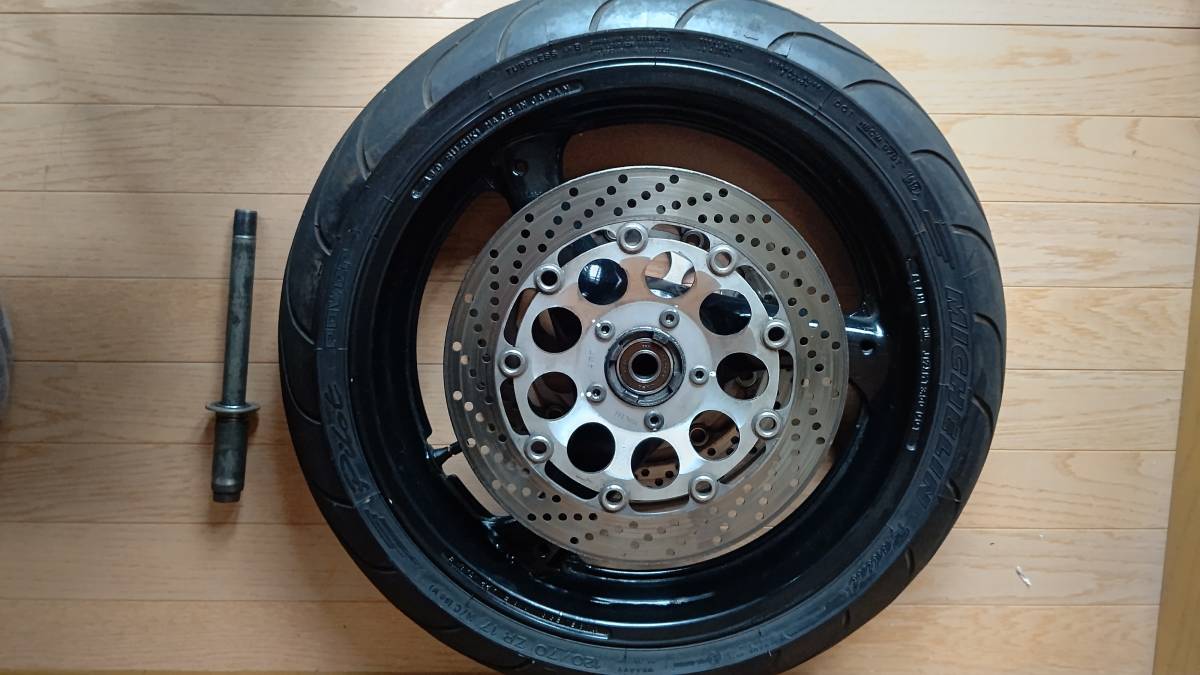 スズキ 油冷　GSX-R750　GR77系? 純正フロントホイール ジャンク　シャフト20φ 3.50x17（検索　GSX-R1100 GSF750　GSF1200）_画像3