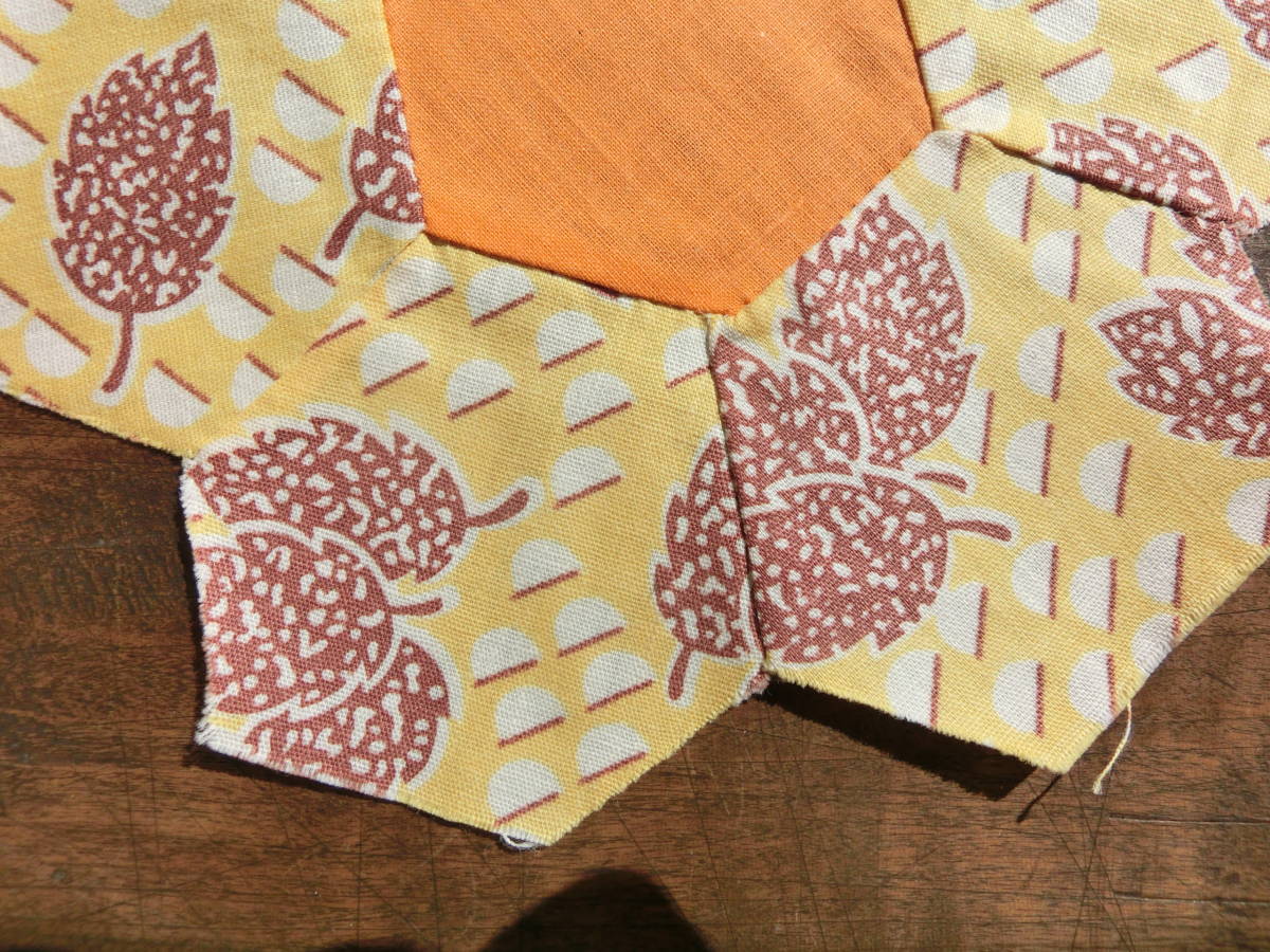 ビンテージ フラワーガーデン キルトブロック 黄色リーフ×オレンジの画像2