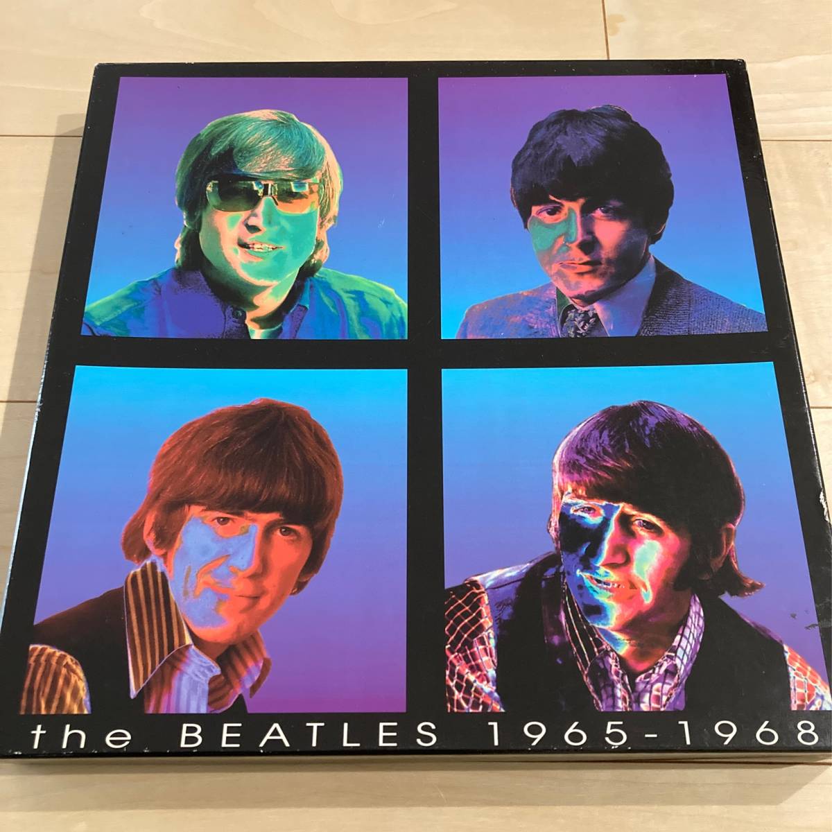 u023 3LP ビートルズ The Beatles 1965-1968 UFO ボックスセット ■THE BEATLES レコード3枚組 写真集 パンフレット _画像1