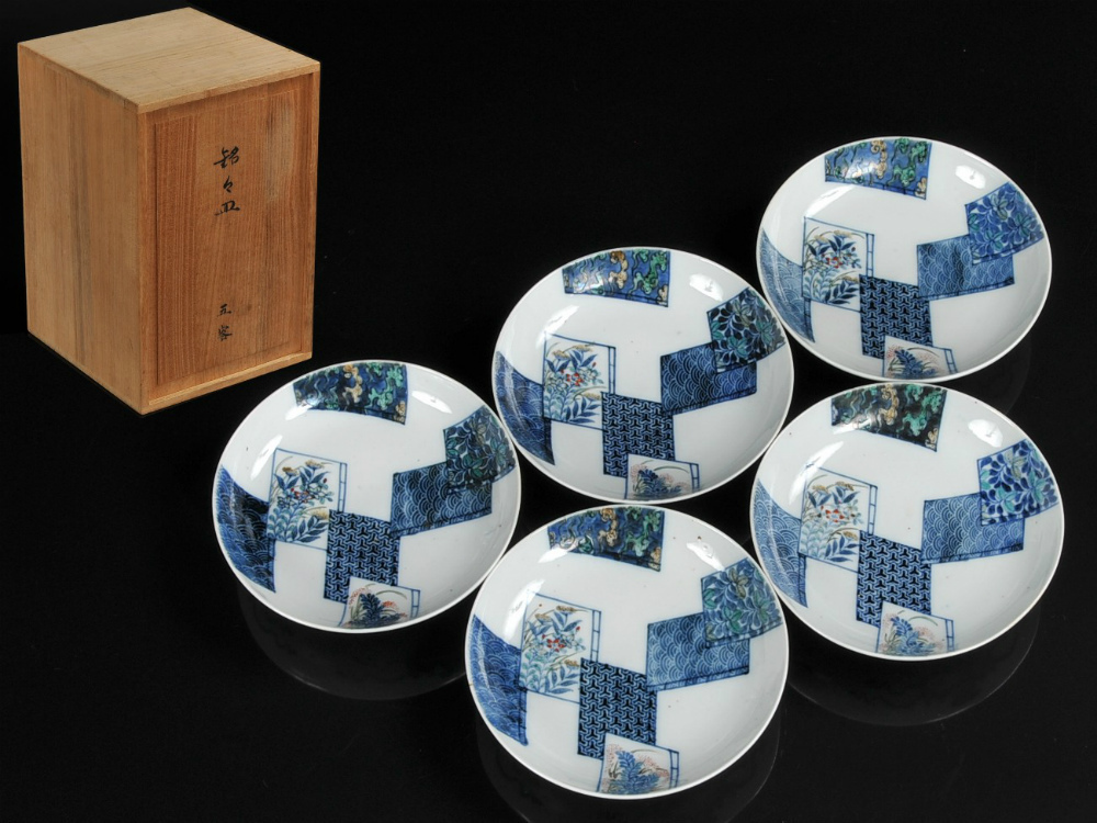 注目ブランドのギフト ◎鍋島焼　染付色絵　本の図　五寸皿　五枚組（段箱付） 鍋島様式