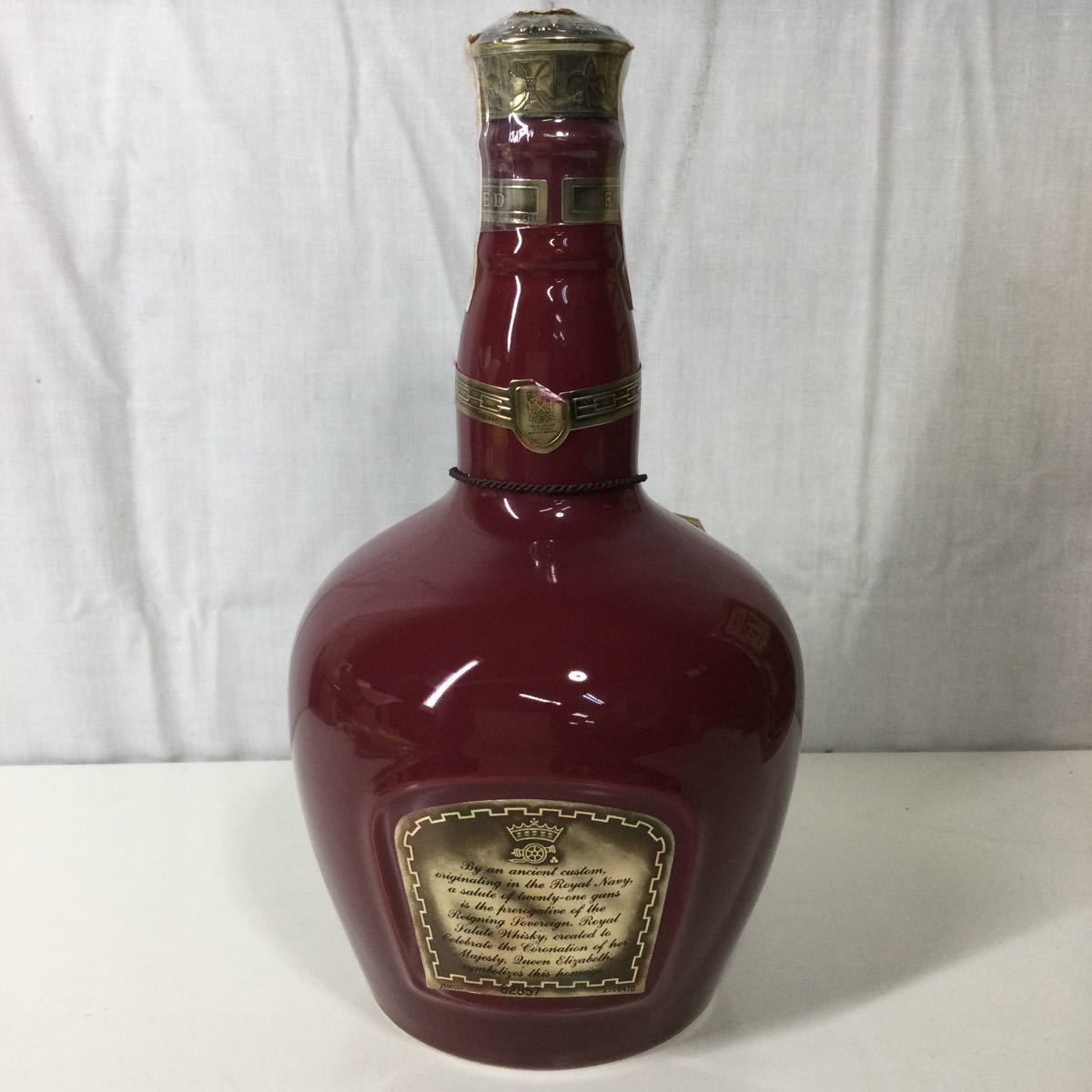 t 【未開栓】ROYAL SALUTE ロイヤルサルート SCOTCH WHISKY スコッチウイスキー 赤 陶器 ボトル アルコール40度 700ml 箱付き_画像4