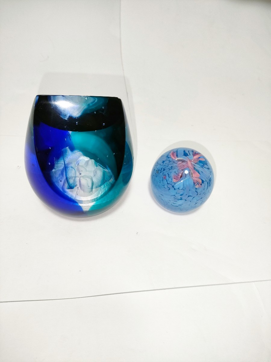 M * with translation *ke chair nes paperweight 2 piece set Caithness pair trace paper weight objet d'art glasswork 