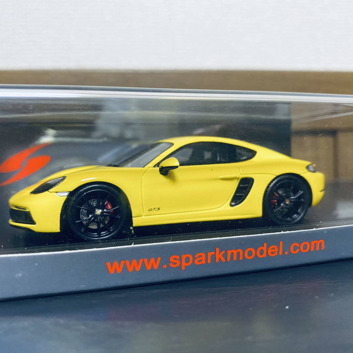 1/43 スパーク ポルシェ 718 ケイマン GTS イエロー_画像1