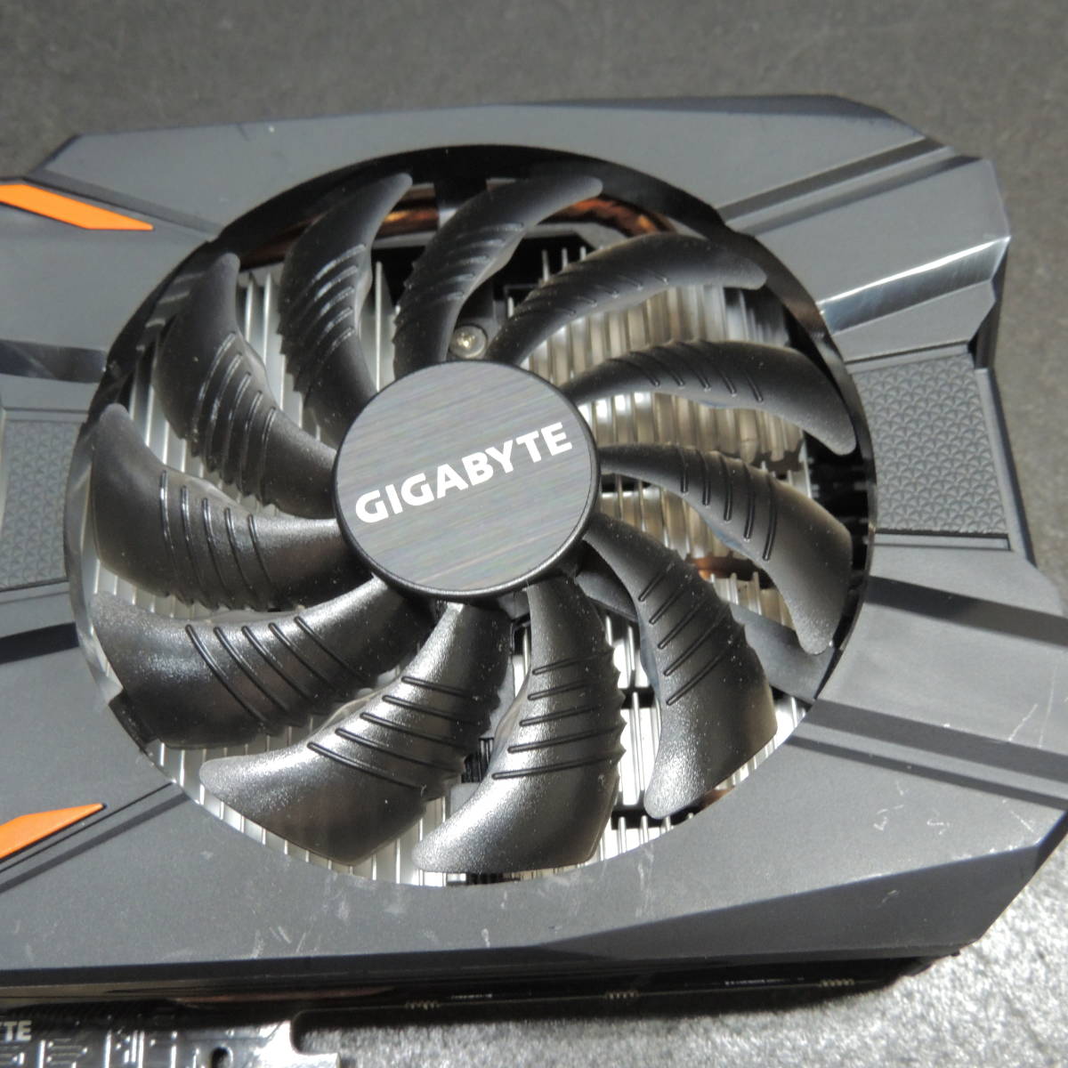 【検品済み】GIGABYTE GEFORCE GTX 1050ti / GV-N105TWF2OC-4GD 管理:カ-34_画像3