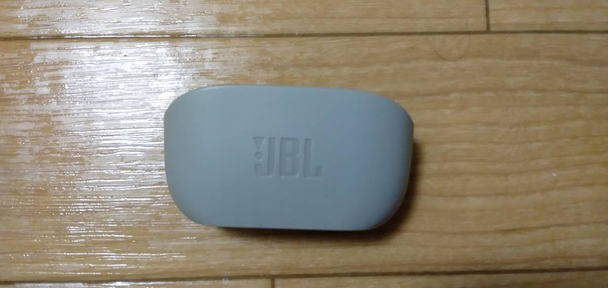 【中古】JBLW100TWS アイボリー 充電ケースのみ_画像1