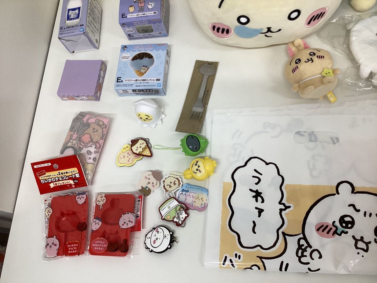 【同梱不可/現状】 ちいかわ グッズ まとめ売り ぬいぐるみ ソフビ貯金箱 タオル グラス ポーチ 他_画像5