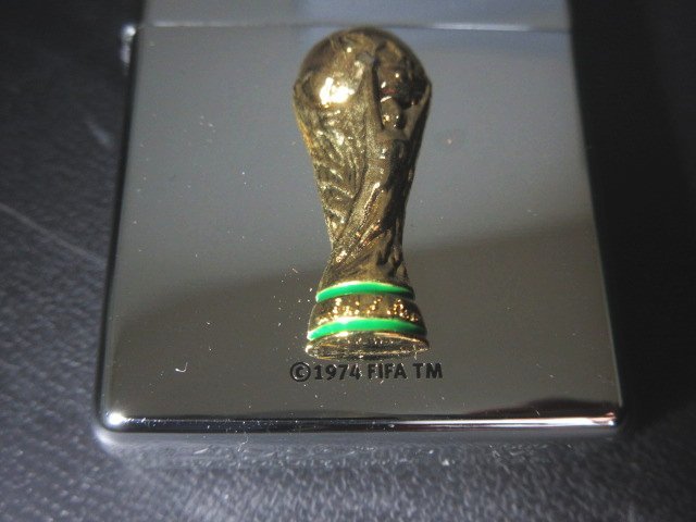 XA394◇ジッポー 限定品 オイルライター サッカー 2002 FIFA 日韓ワールドカップ トロフィー メタル貼り 鏡面仕上げ 2000年製 / 未使用_画像4