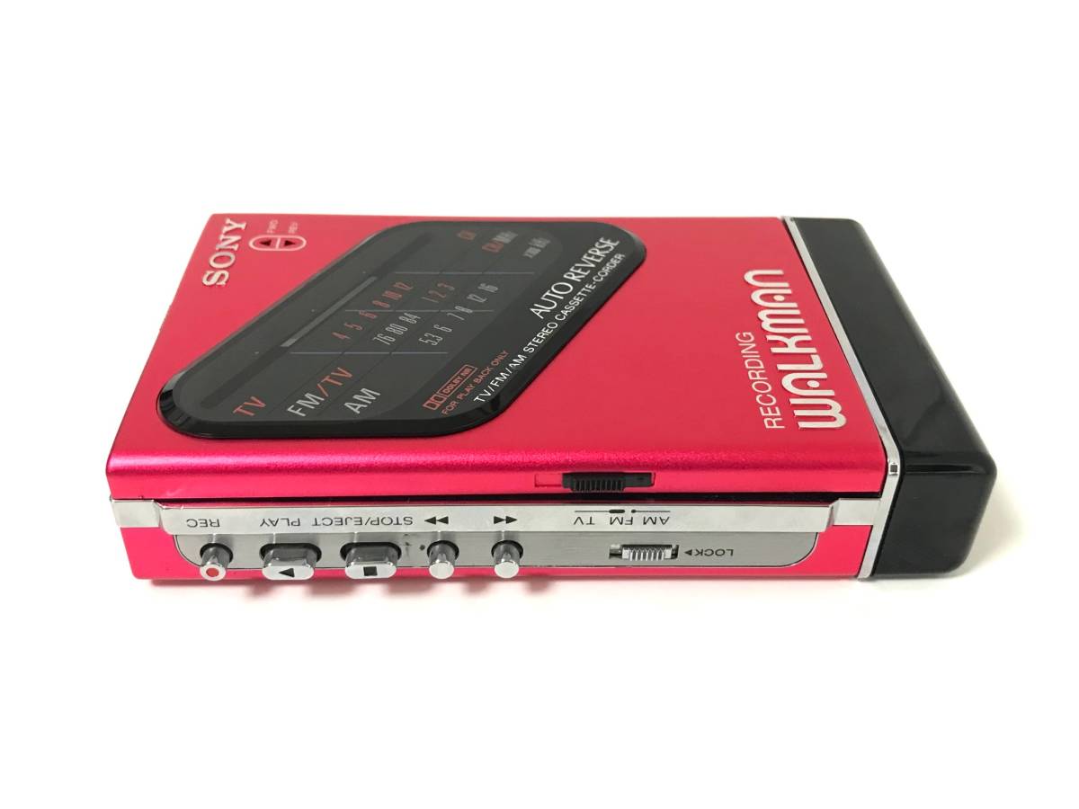 [極美品][美音][整備品] SONY ウォークマン WM-F203 電池ボックス メタリックレッド (カセットテープ 再生/録音、ラジオ AM/FM)_画像3